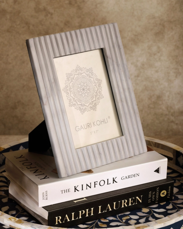 Radio Ribbed Marble Frame - 5" x 7"