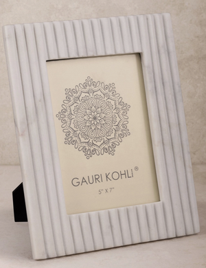 Radio Ribbed Marble Frame - 5" x 7"