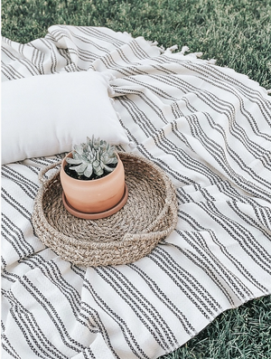 Throw - Giant/Black/White/ 7ft, 10in x 6ft